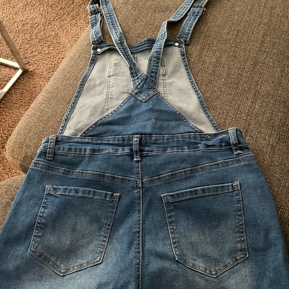 Overall shorts - Picture 3 of 3